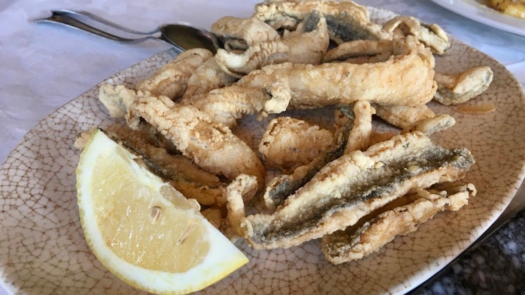 Plato de boquerones fritos servido en el Restaurante Puerto Colón