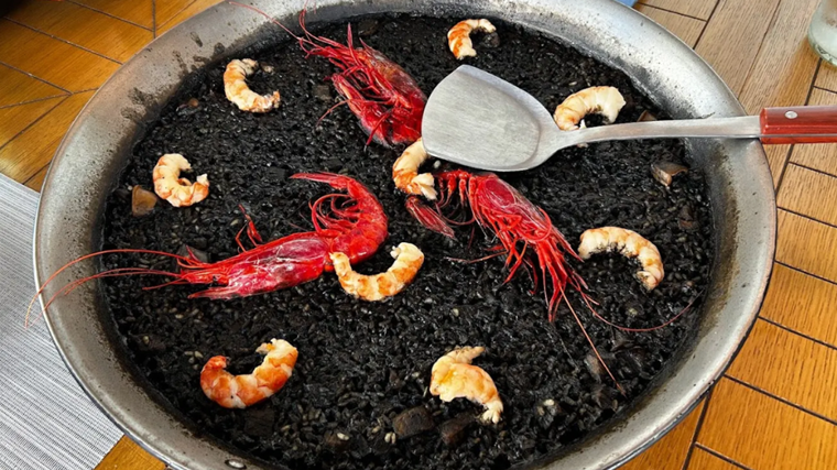 Arroz negro servido en uno de los restaurantes Arrozante