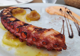 Plato de pulpo servido en el Chiringuito Camarón, uno de los mejores sitios donde comer en Punta Umbría