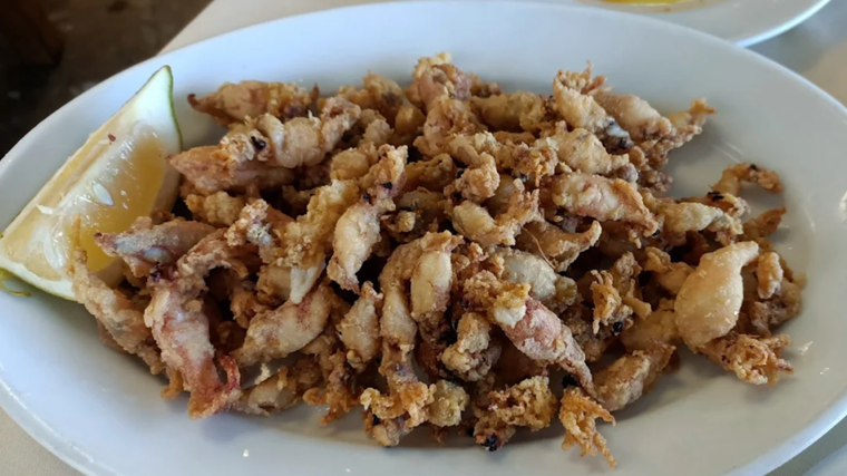 Plato de puntillitas servido en El Velero
