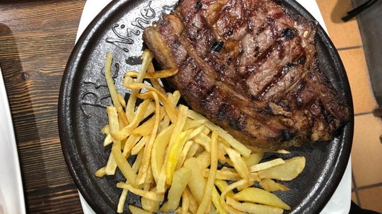 Plato de carne servido en el Restaurante Taberna Nino, de Mazagón