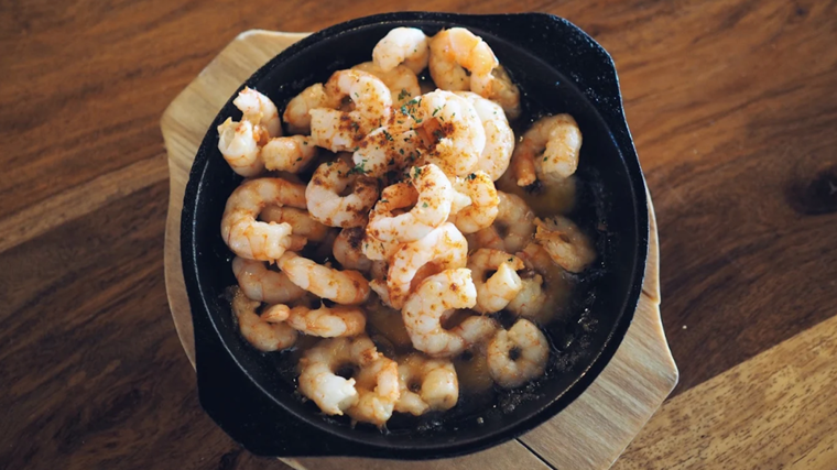Plato de gambas al ajillo servido en el Chiringuito Camarón