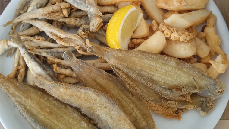 Plato de pescaíto frito servido en el Restaurante Grego