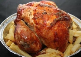 Bandeja de pollo servida en el Asador Pollos Hermanos, una de las mejores pollerías de Huelva