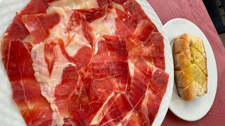 Jamón ibérico con pan tostado con aceite