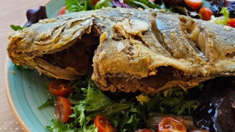 Plato de pescado servido en el Chiringuito Costa Colón