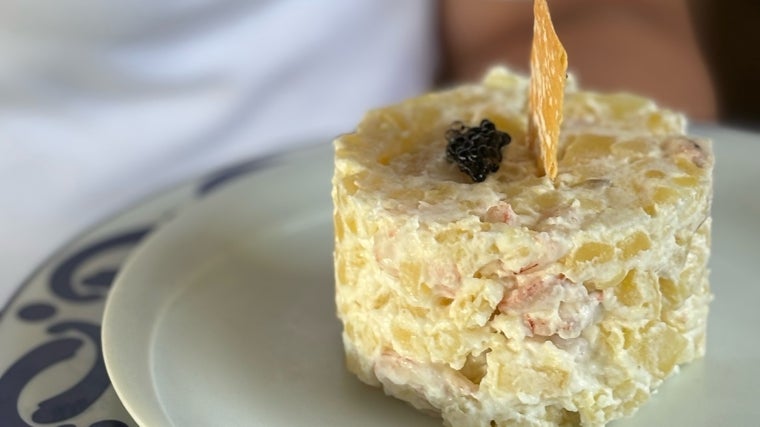 Plato de ensaladilla servido en el Restaurante Casa Diego, en Punta Umbría