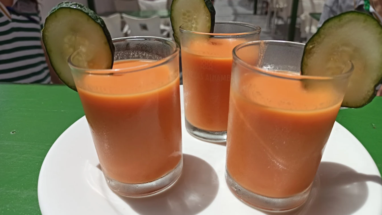 Vasos de gazpacho servidos en el Chiringuito Playa del Este, en Punta Umbría