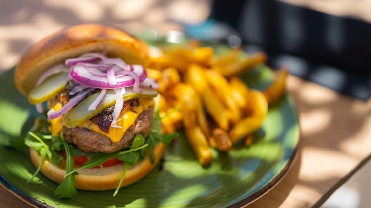 Hamburguesa servida en Santa Pura Club
