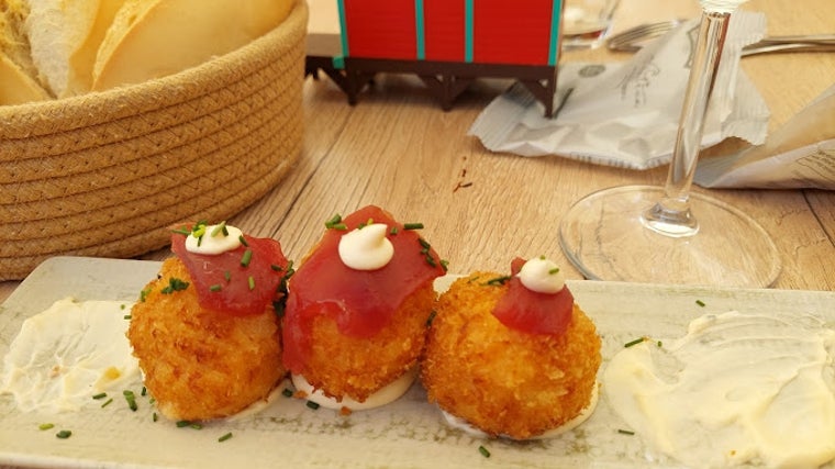Croquetas de langostinos con kimchi y sashimi de atún rojo servidas en Mar de Leva