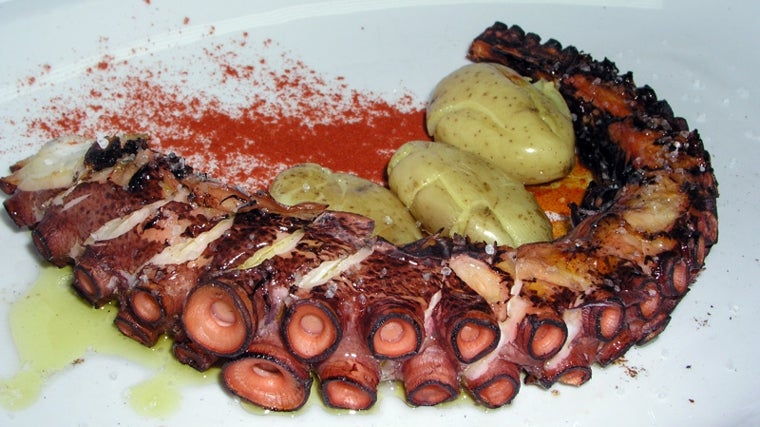 Plato de pulpo al horno de carbón servido en Casa Machaquito