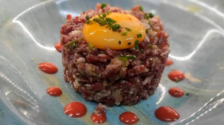 Steak tartar servido en el Mesón La Montanera