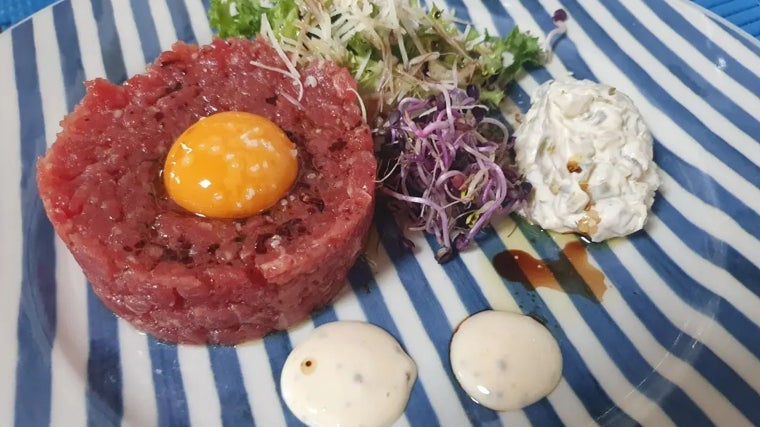 Plato de tartar de vaca rubia premium servido en La Boccana