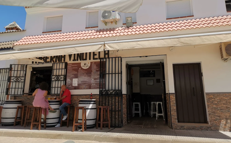 Imagen principal - La taberna de la costa de Huelva a la que tienen que ir los amantes del vino