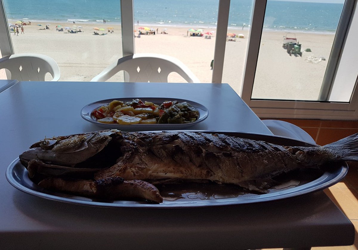 Pescado y guarnición servidos en el único chiringuito de Matalascañas que está incluido en la Guía Repsol 2025