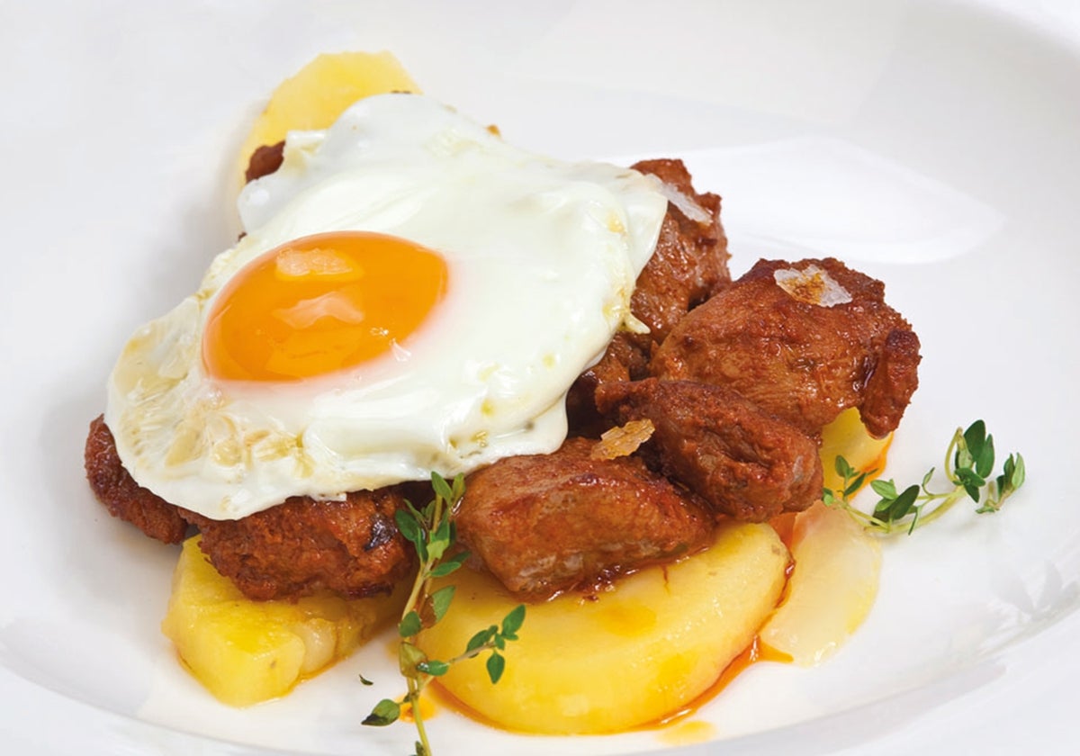 Imagen de uno de los platos que sirven en el restaurante de un encantador pueblo de Huelva que recomienda Michelín