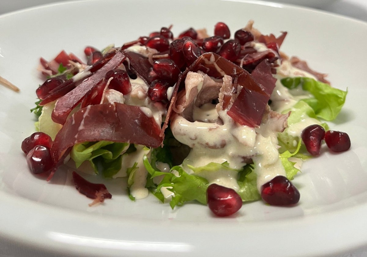 Plato de perdiz en escabeche, cecina y granada servido en Las Meigas, uno de los restaurantes de lujo más exclusivos de Huelva