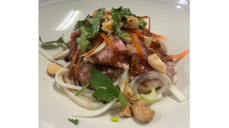 Presa ibérica en ensalada tailandesa servida en el Restaurante Las Meigas