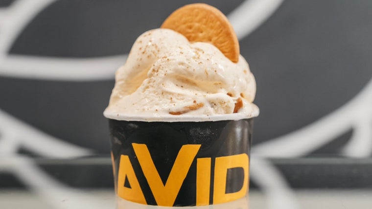 Helado de galleta servido en la Heladería Pura Vida