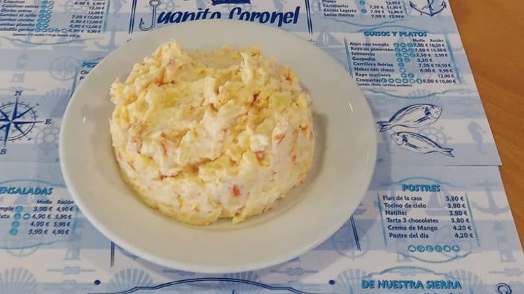 Ensaladilla de gambas servida en el bar Juanito Coronel