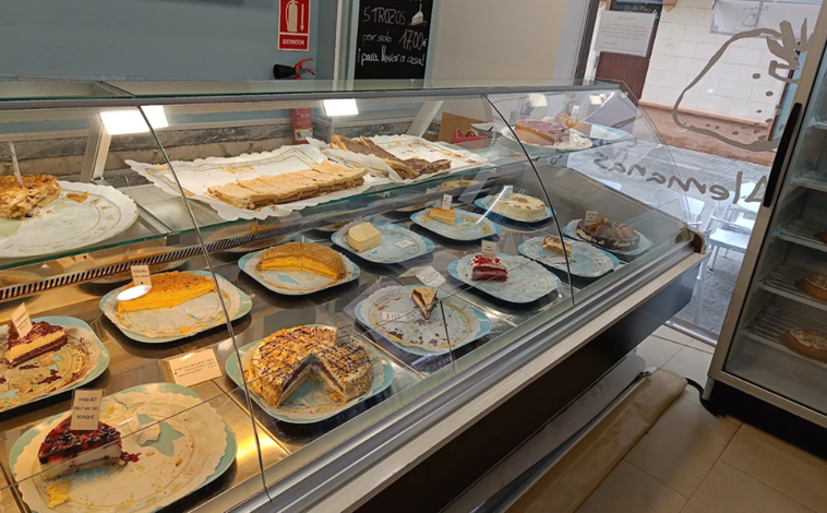 Imagen principal - En esta tartería de Huelva preparan tartas caseras de estilo alemán: «¡Son una perdición!»