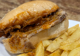 Este bar prepara el montadito de carne mechada más famoso de la ciudad: «Es patrimonio de Huelva»