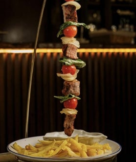 Imagen secundaria 2 - Si te gusta la carne ibérica tienes que ir a este restaurante de la Sierra de Huelva: tiene unas vistas increíbles a un castillo
