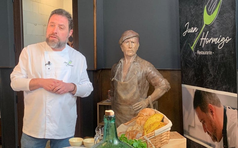 Imagen principal - Así es el restaurante del chef ganador de la Feria de la Tapa de Huelva 2025: se encuentra en uno de los pueblos más bonitos de la provincia