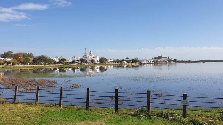 Vistas de las marismas y de la ermita de El Rocío desde la terraza del Restaurante Aires de Doñana