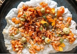 Tartar de salmón de con manzana ácida, yema de huevo curada en soja y arroz suflado de DGústate, en El Portil, Huelva