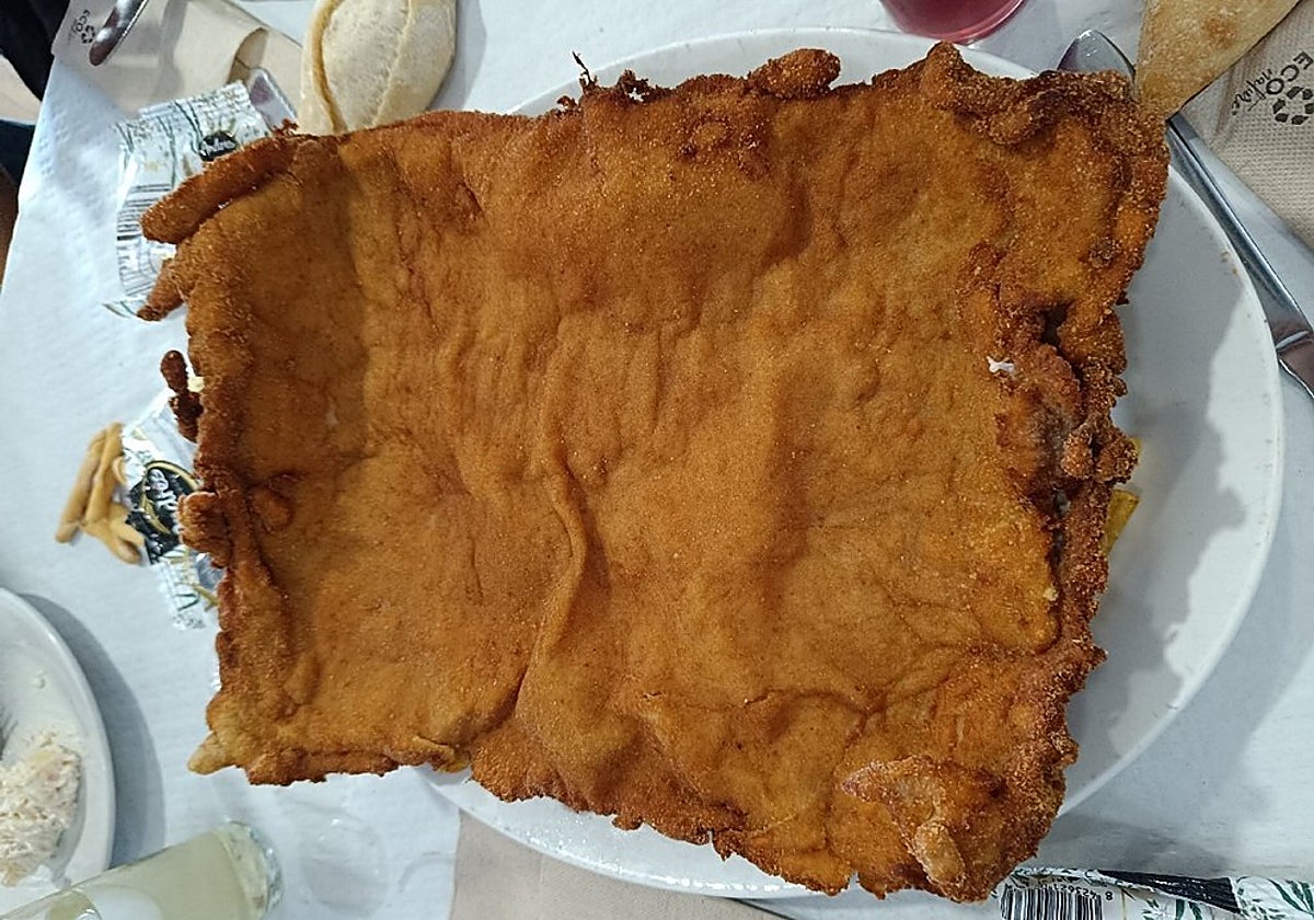 Imagen del San Jacobo más grande de Andalucía que se prepara en un bar de Huelva