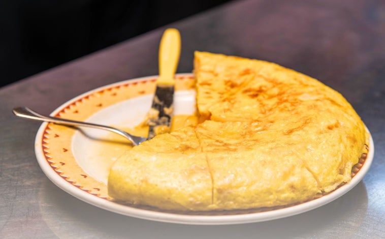 Imagen principal - En este bar de Huelva puedes pedir una de las mejores tortillas de patatas de España: «¡No es una exageración!»