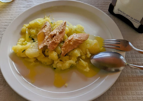 Imagen secundaria 1 - El chef Xanty Elías celebra sus éxitos en este restaurante de Huelva: «Es el sitio por excelencia de los trabajadores»