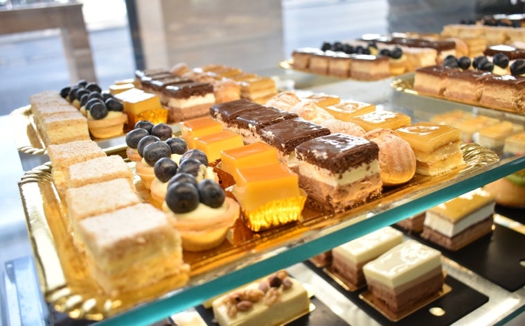 Imagen principal - Esta pastelería de Huelva es el paraíso del chocolate: no sabrás qué dulce elegir