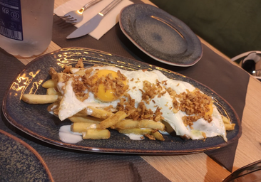 Este restaurante sirve las papas con huevos más virales de Huelva: la salsa te dejará sin palabras