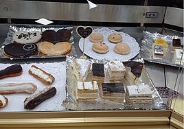 Expositor con pasteles de la cafetería de Huelva que se ha hecho famosa por sus increíbles dulces XXL