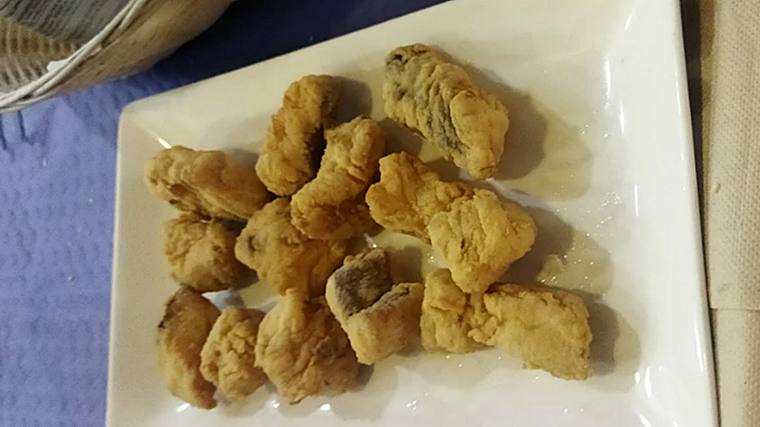 Plato de cazón en adobo servido en Casa Miguel