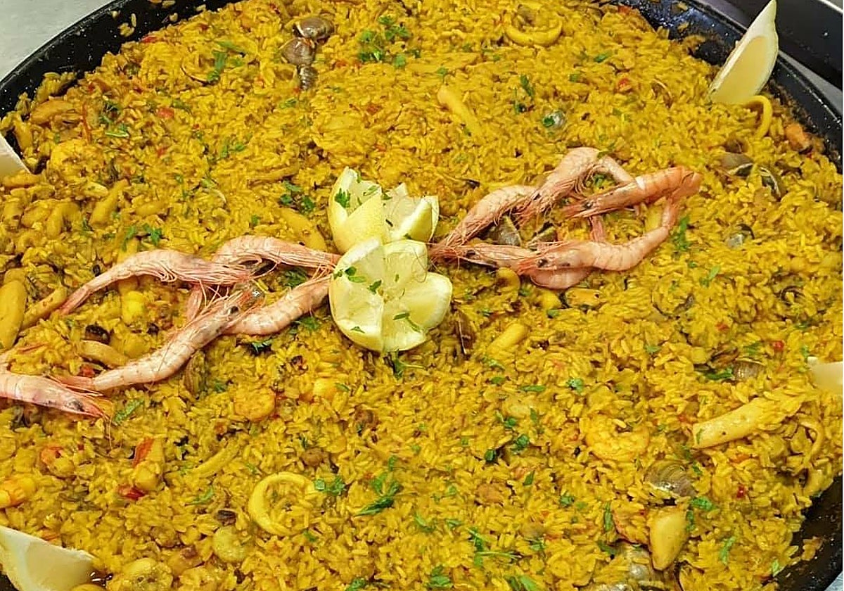 Paella servida en un restaurante de un pueblo de Huelva que la Guía Repsol destaca por sus raciones abundantes