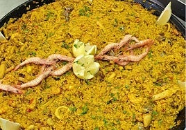 Paella servida en un restaurante de un pueblo de Huelva que la Guía Repsol destaca por sus raciones abundantes