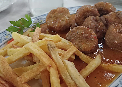 Imagen secundaria 1 - El mesón de Huelva que enamora a los amantes de las carnes y los pescados a la brasa: «Tiene un encanto especial»