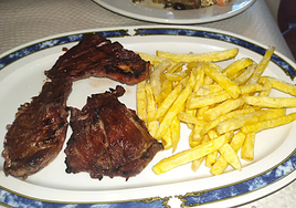 Plato servido en el mesón de Huelva que enamora a los amantes de las carnes y los pescados a la brasa