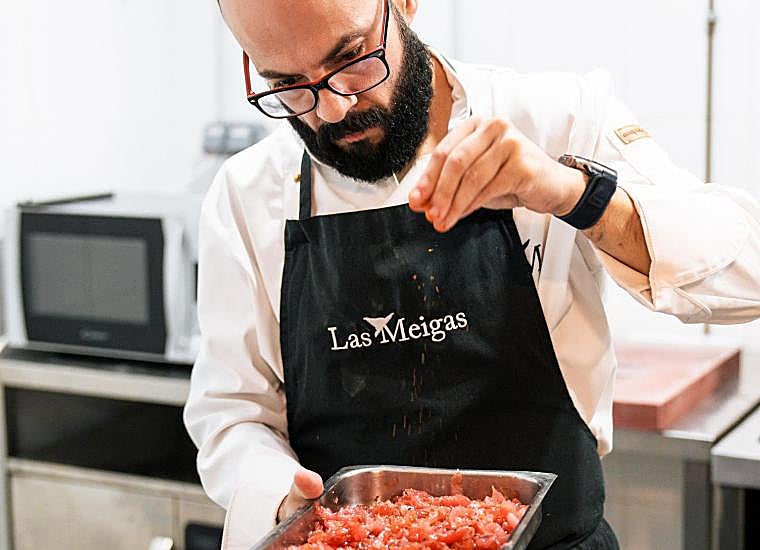 Edu Míguez, en la cocina de 'Charrán'