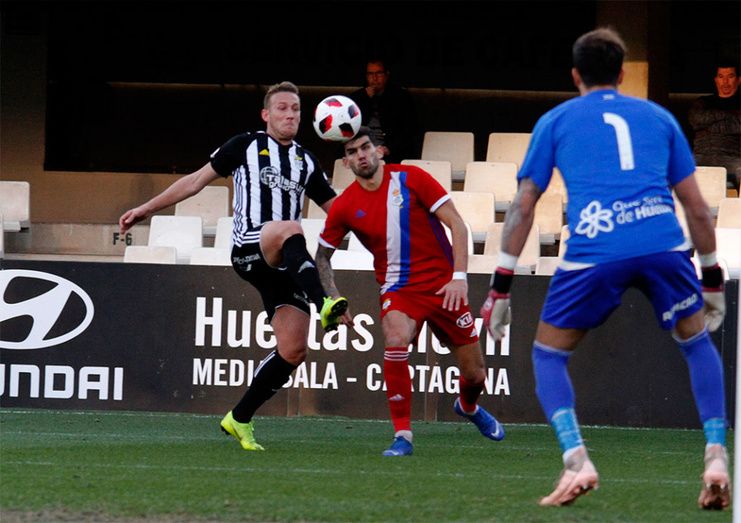 El Recre asfixia al líder