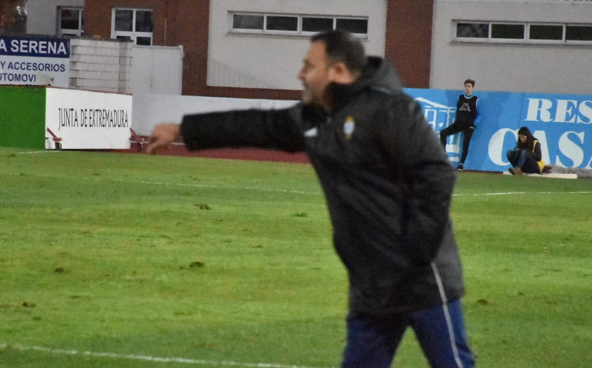 Salmerón convoca a todos los disponibles ante el Badajoz