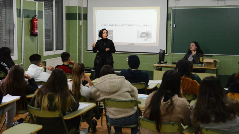 Los Servicios Sociales de Palos ofrecen a los jóvenes charlas informativas sobre las nuevas tecnologías