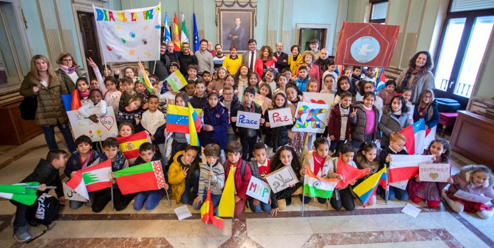 Centenares de onubenses se suman al recital poético para celebrar el Día de la Paz en el Ayuntamiento