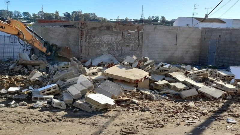 Derriban una construcción ilegal en la calle Cristo de la barriada de Marismas del Odiel