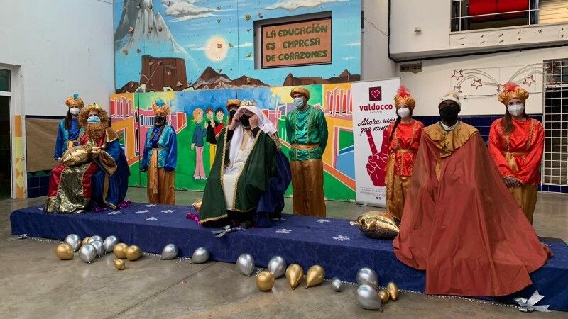 La profesora de la UHU Belén Ríos y sus alumnos entregan regalos solidarios