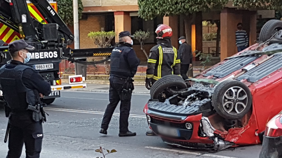 Un joven vuelca con su coche tras impactar con otros dos vehículos