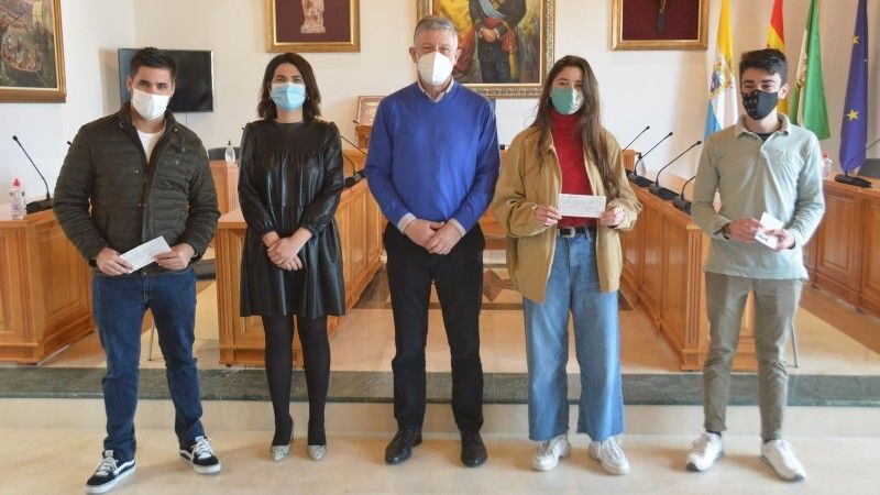 El Ayuntamiento de Palos comienza el año entregando dos becas matricula y una Erasmus
